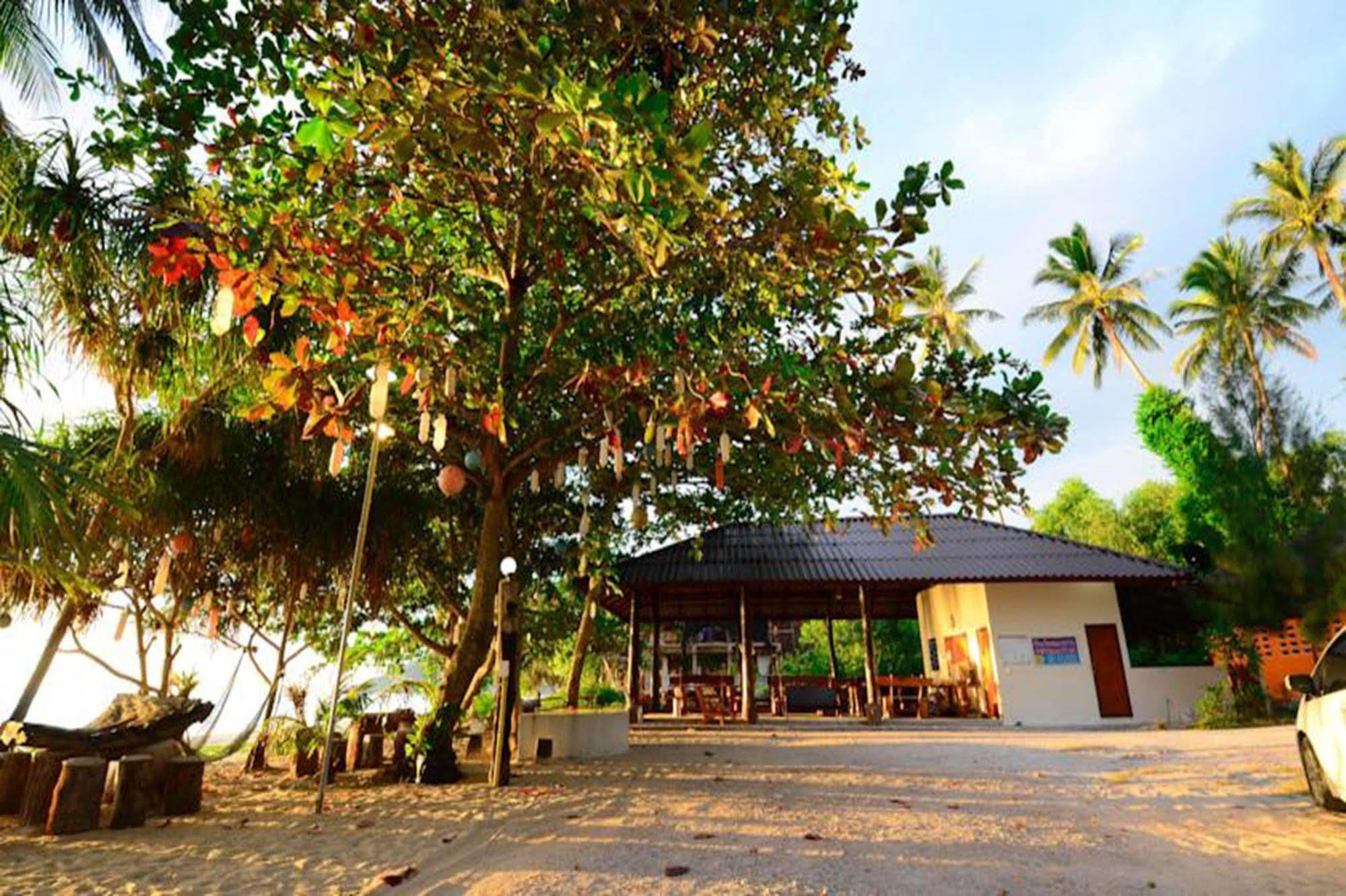 Baanchaylay Resort Khanom Exterior photo